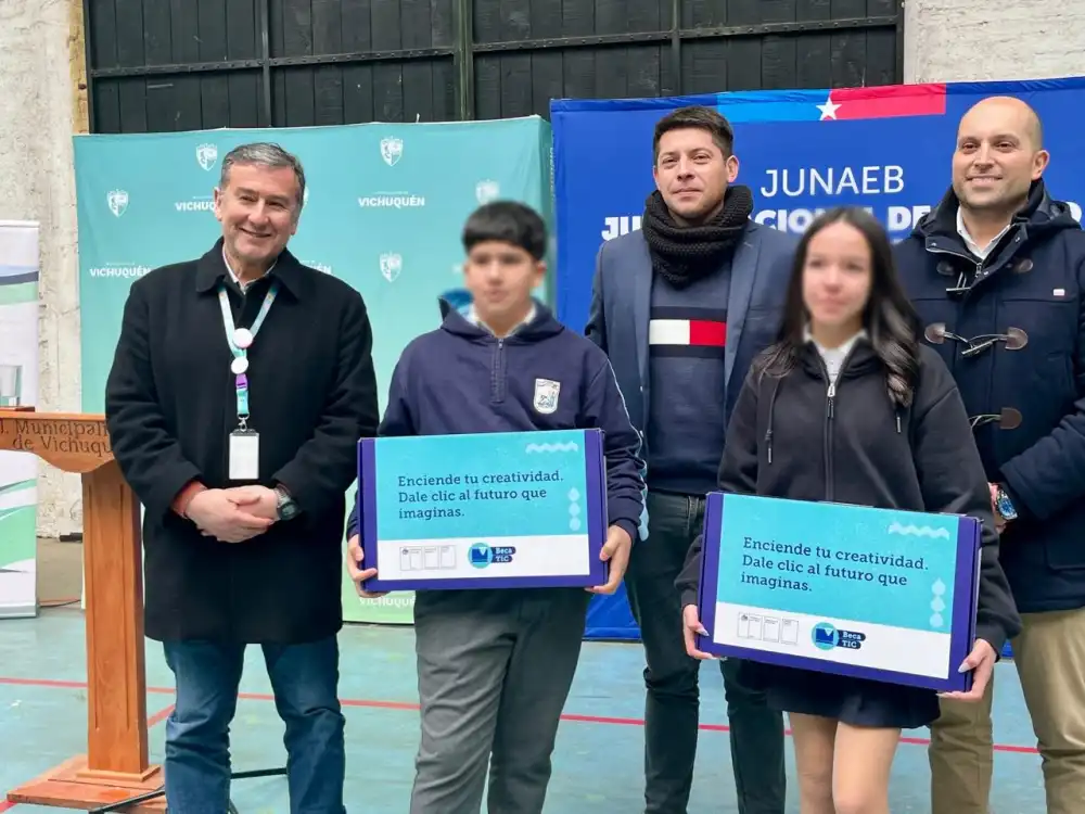 Estudiantes De Vichuquen Reciben Computadores A Traves De La Beca Tic De Junaeb