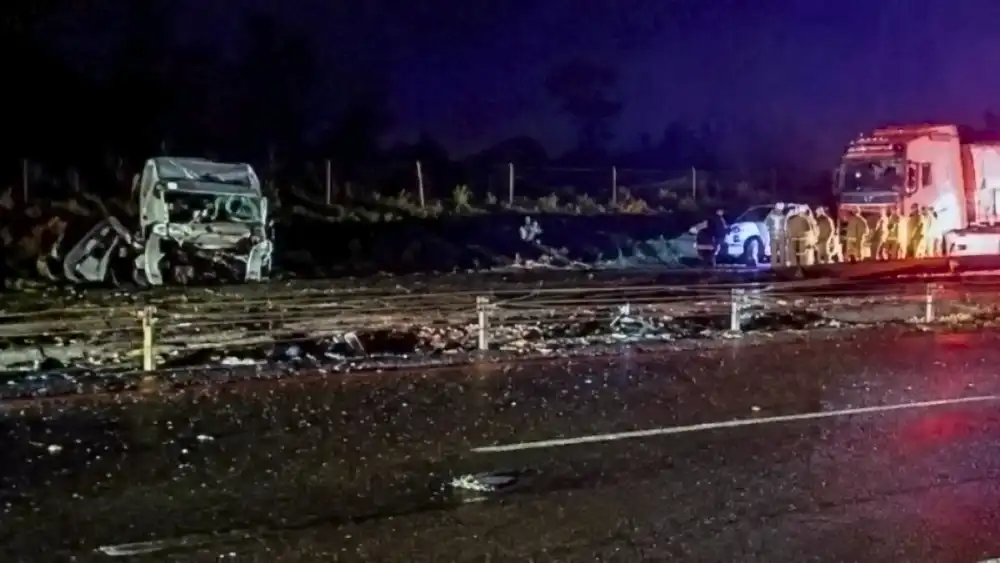 Fatal Colision Entre Camion Militar Y Vehiculo De Carga Se Registra En Ruta 5 Sur