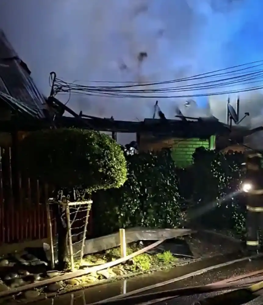 Incendio Destruye Una Vivienda Y Deja Otra Con Severos Danos En Sector Bombero Garrido De Curico