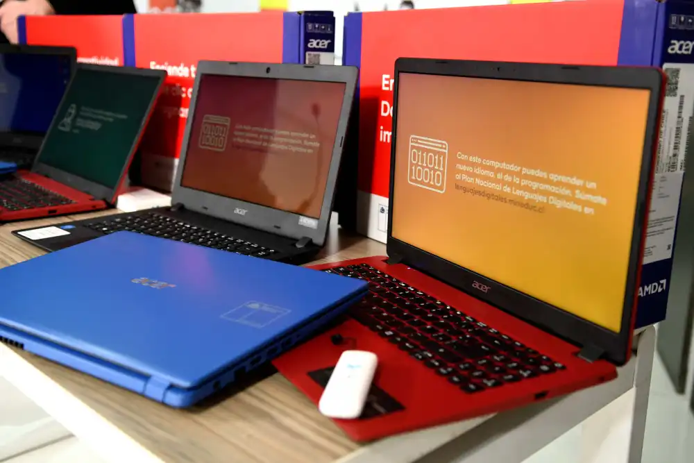 Mas De Un Centenar De Estudiantes De Romeral Reciben Computadores De La Beca Tic