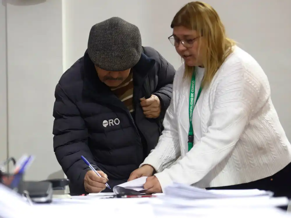 Municipalidad De Curico Concreta Traspaso De Trabajadores De Areas Verdes Desde La Corporacion De Desarrollo