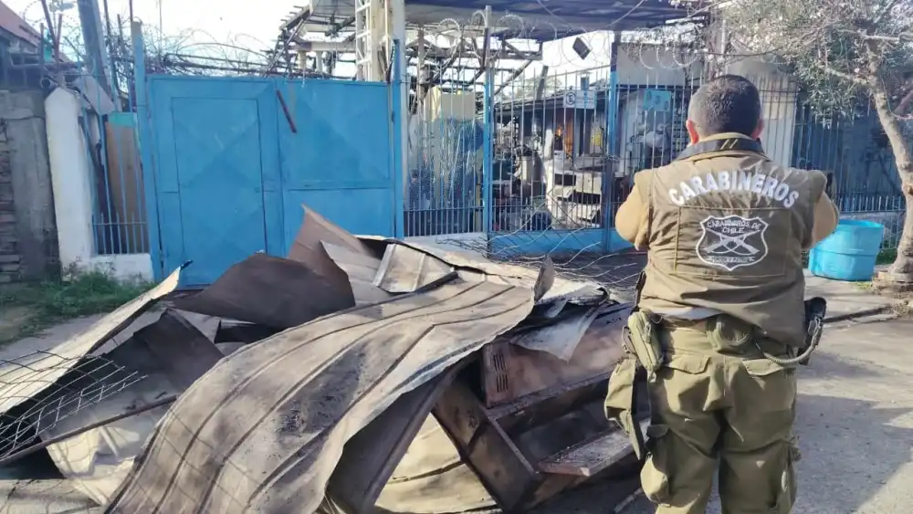 Peritos De Carabineros Investigan Origen De Incendio Que Afecto A Taller Mecanico En Rancagua
