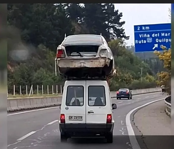 Solo Pasa En Chile Insolito Traslado De Un Automovil Sobre Otro Vehiculo Sorprende En La Ruta 68