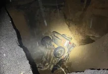 Vehículo cae a socavón en acceso a población Centinela de Constitución: ocupantes resultan ilesos Vehiculo Cae A Socavon En Acceso A Poblacion Centinela De Constitucion Ocupantes Resultan Ilesos 1