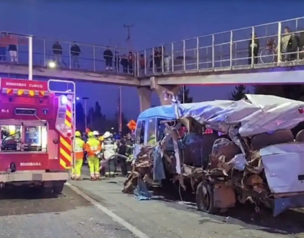 Accidente Entre Camion Y Minibus Deja A 25 Pasajeros Lesionados En La Ruta 5 Sur En Teno