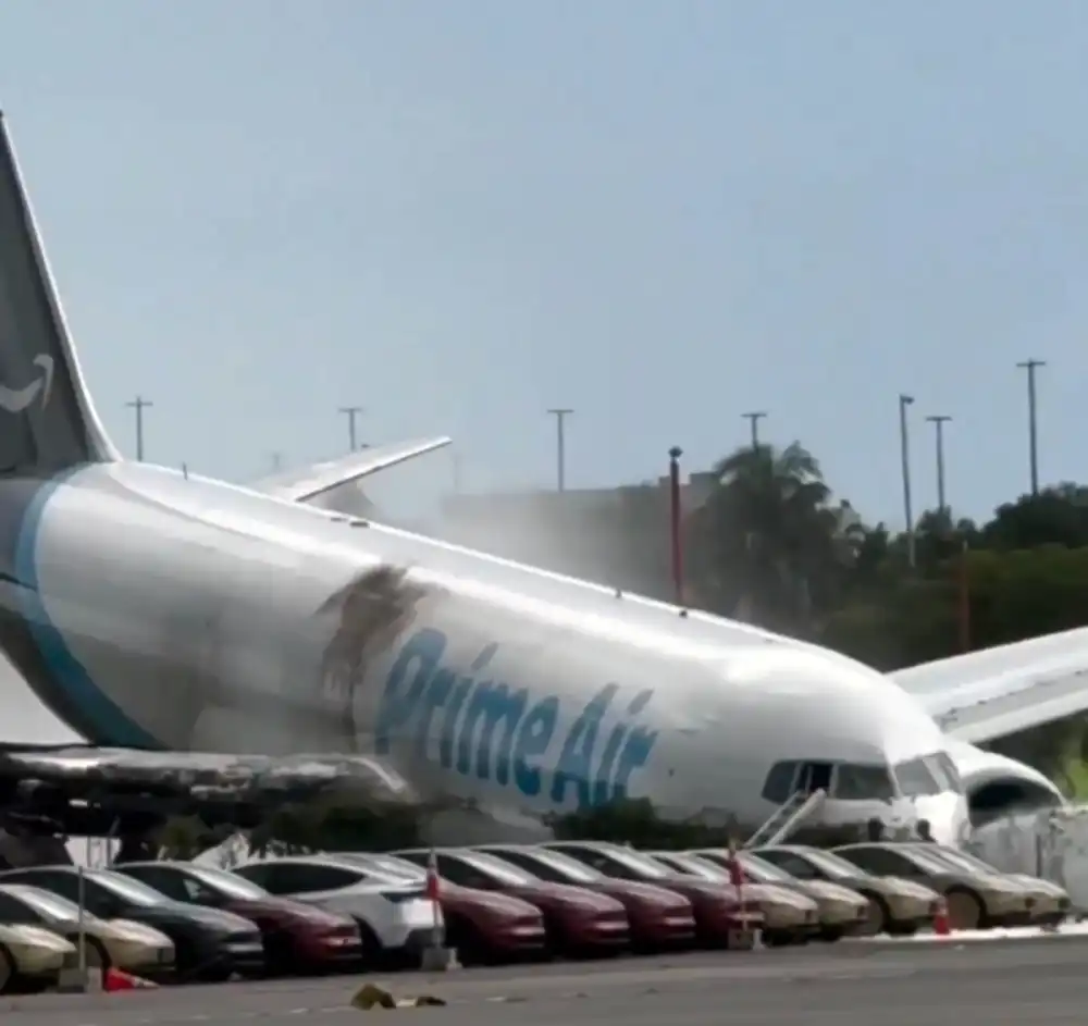 Avion De Carga De Amazon Se Salio De La Pista En Miami Y Dejo Cinco Personas Fallecidas