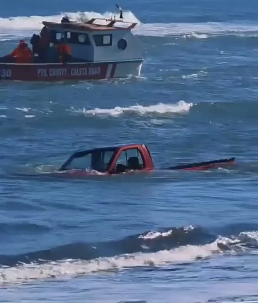 Camioneta Termina En El Mar Frente A Caleta Duao Y Autoridades Investigan Las Circunstancias