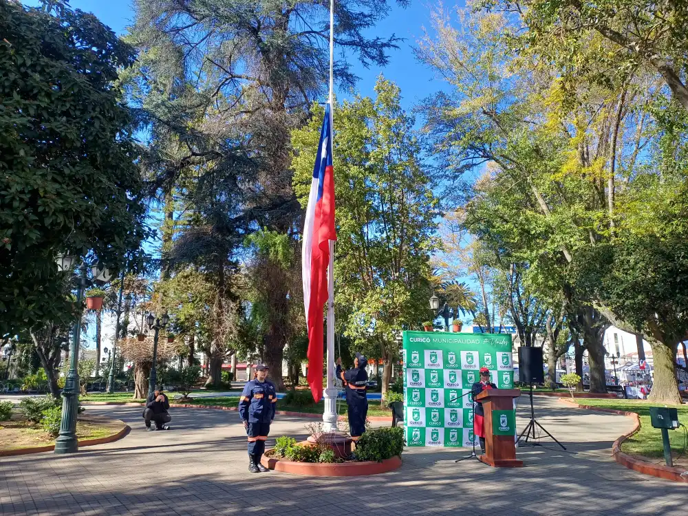 Ceremonia De Izamiento Del Pabellon Patrio Reunio A Autoridades Y Comunidad En Curico