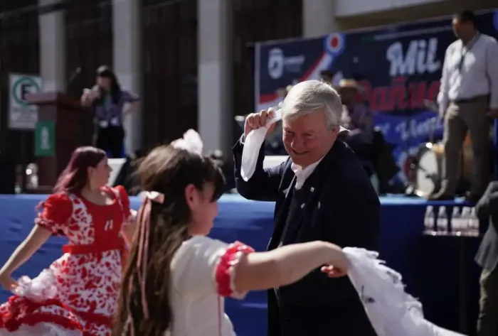 Mil Panuelos Al Viento Lleno De Cueca La Plaza De Armas De Curico Para Recibir El Mes De La Patria 1 Mil Panuelos Al Viento Lleno De Cueca La Plaza De Armas De Curico Para Recibir El Mes De La Patria 1
