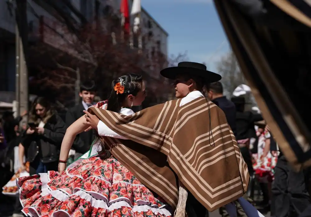 Mil Panuelos Al Viento Lleno De Cueca La Plaza De Armas De Curico Para Recibir El Mes De La Patria