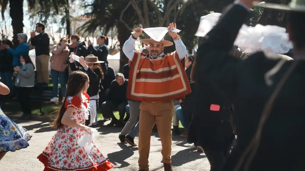 Molina Dio La Bienvenida A Las Fiestas Patrias Con Tradicional Esquinazo Y Juegos Tipicos